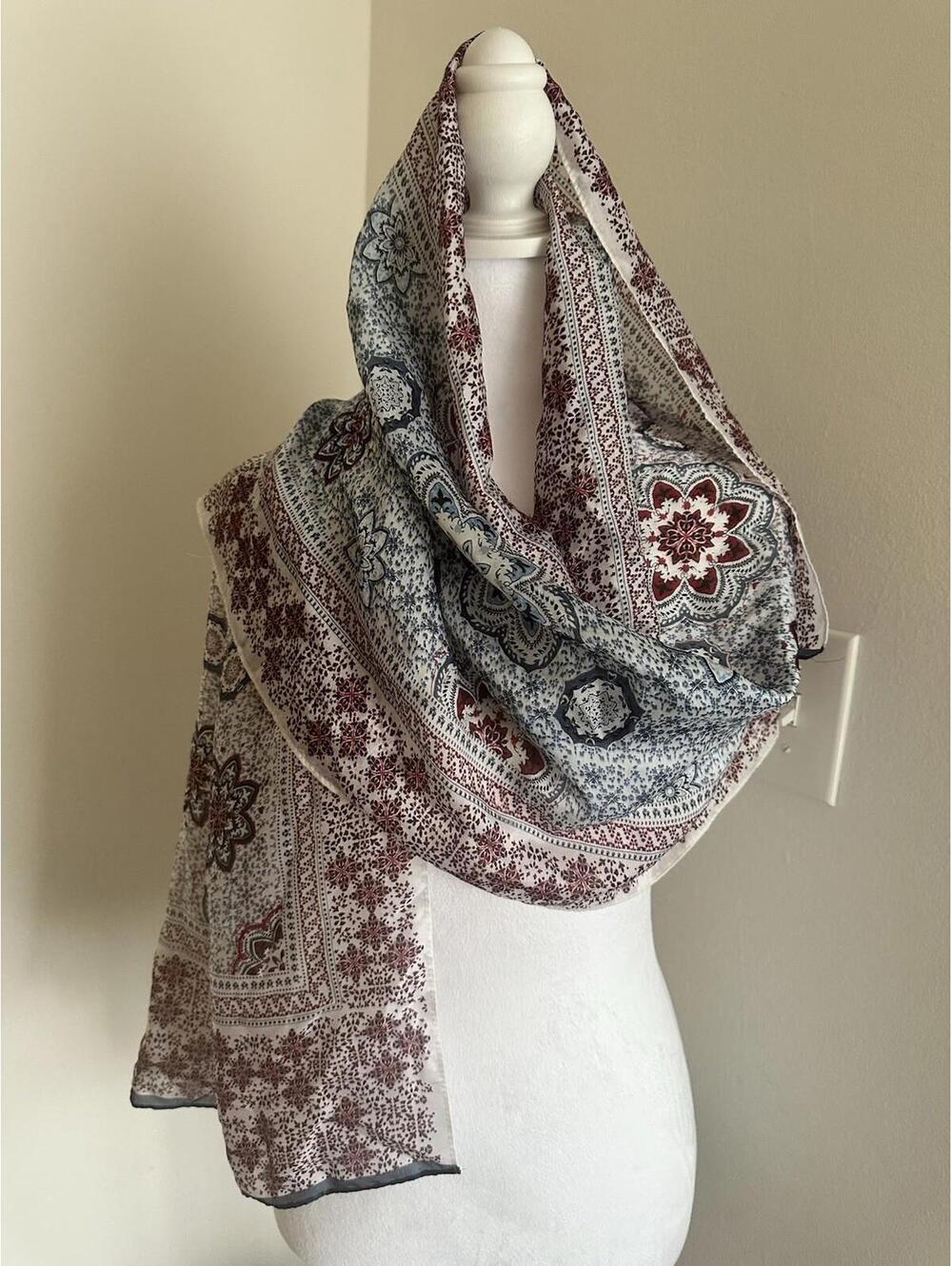 Vince Camuto Medallion Lite Oblong Scarf 18"x68” - Picture 2 of 6